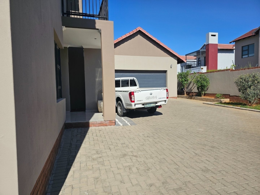 5 Bedroom Property for Sale in Wild Olive Estate Free State